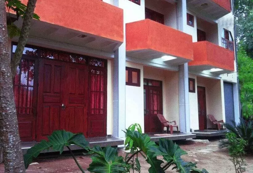 Hotelli Slightly Chilled Yellow House