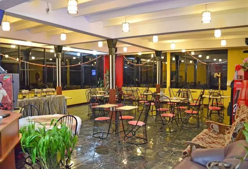 Hotelli Slightly Chilled Yellow House