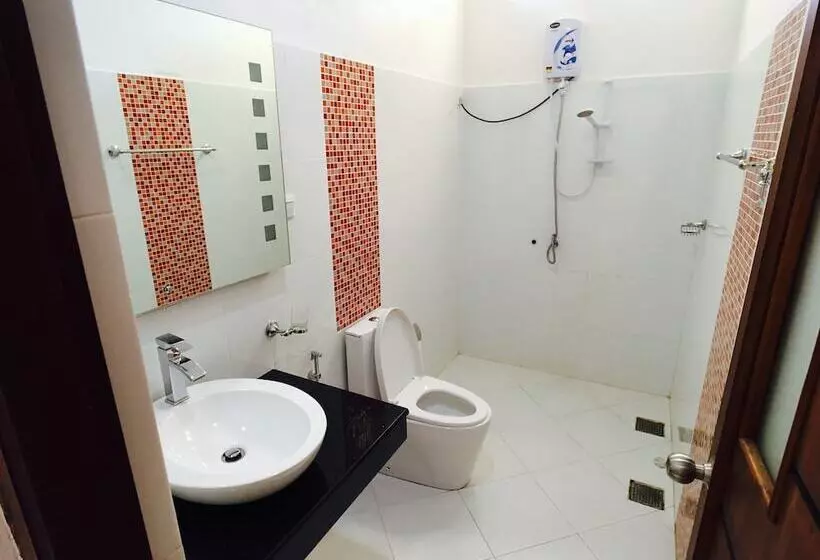 Hotelli Slightly Chilled Yellow House