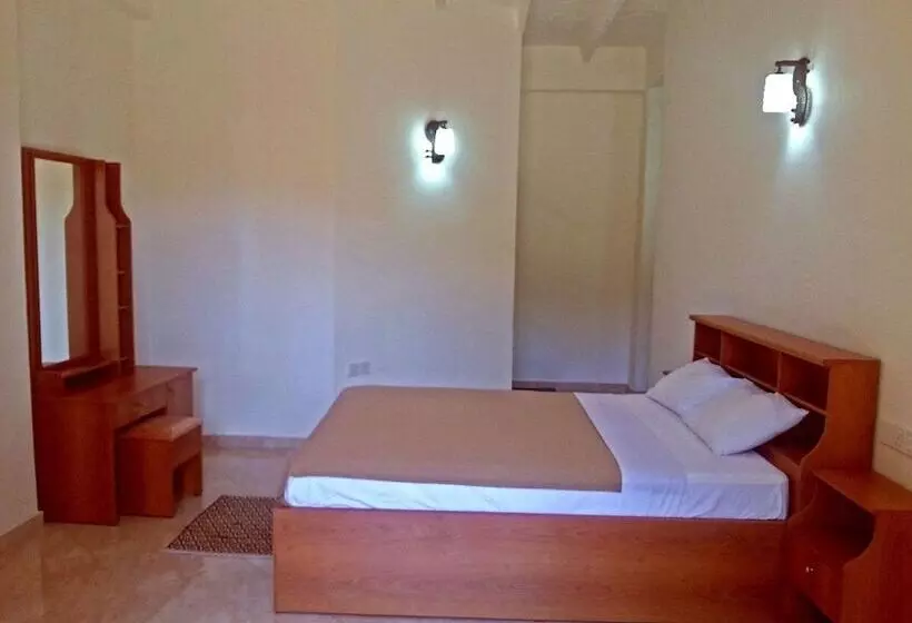 Hotelli Slightly Chilled Yellow House