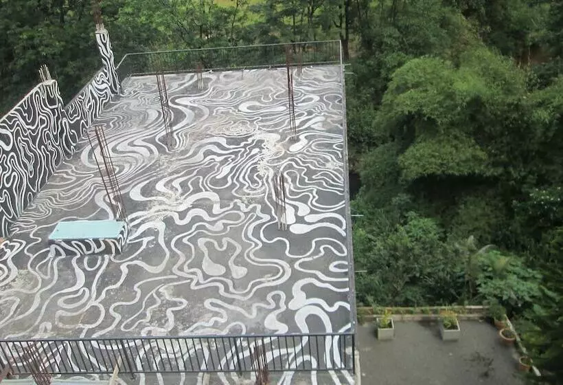 Hotelli Slightly Chilled Yellow House