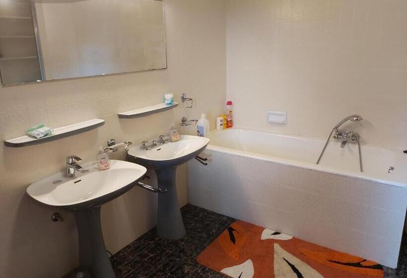 مبيت وإفطار Château Lambert Moulinsart Hotel, Shuttle Airport, Long Term Parking, Snooker, Large Terrasse, Dinne