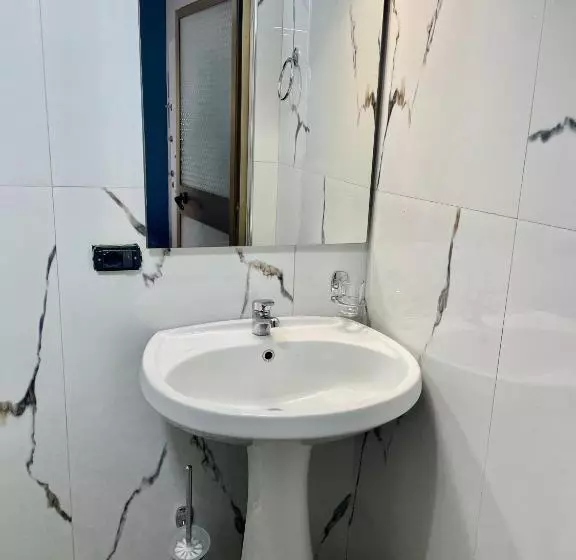 پانسیون Central Room Private Entry And Bathroom