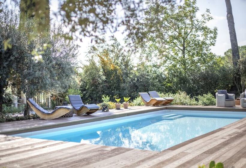 تختخواب و صبحانه Le Mas Des Romarins