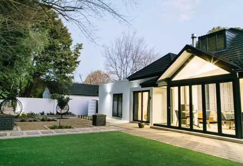 Majatalo 30 On Whites Guesthouse