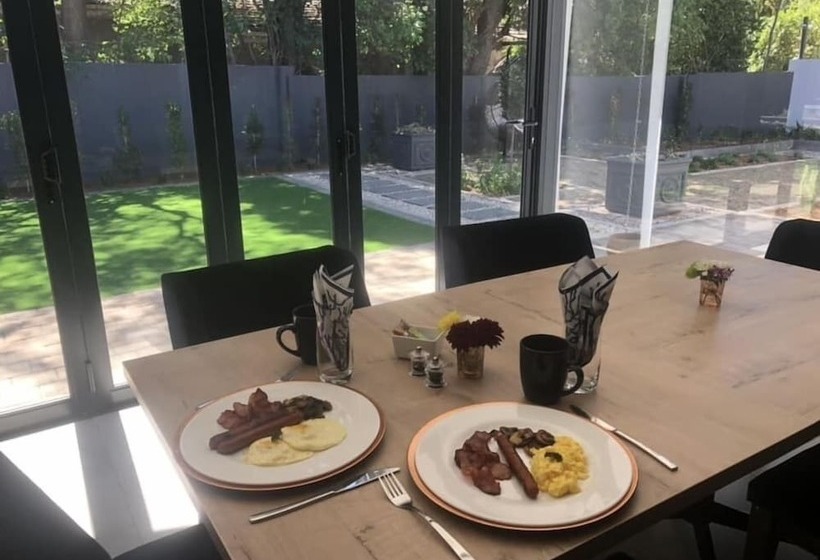 펜션 30 On Whites Guesthouse