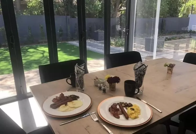 Majatalo 30 On Whites Guesthouse