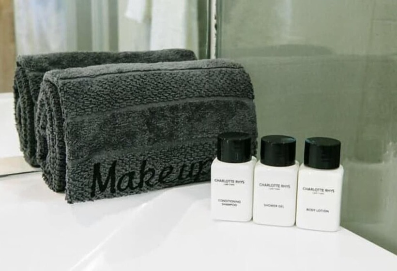 펜션 30 On Whites Guesthouse