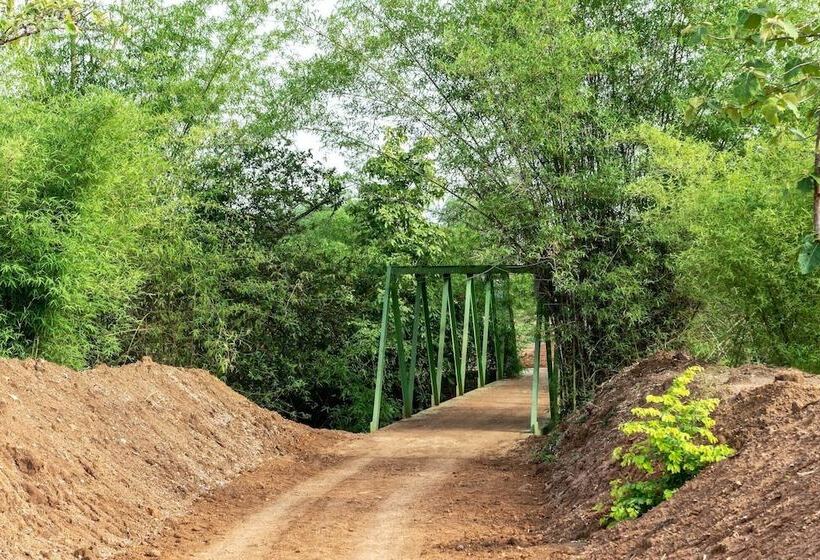 Отель Red Earth Tadoba