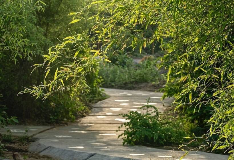 Отель Red Earth Tadoba