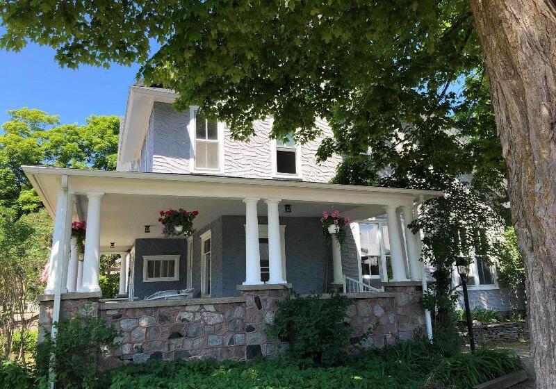 مبيت وإفطار Charlevoix House