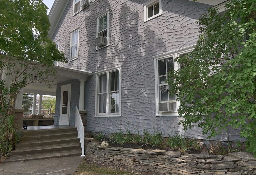 مبيت وإفطار Charlevoix House