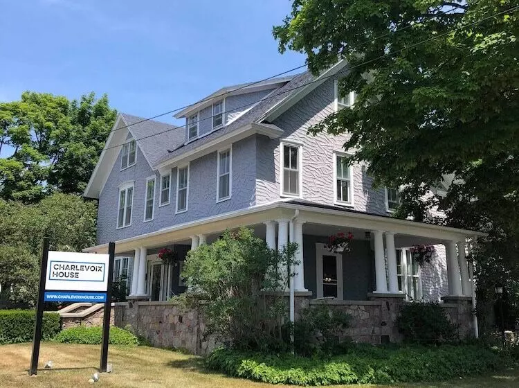 Aamiaismajoitus (B&B) Charlevoix House