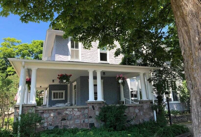 مبيت وإفطار Charlevoix House