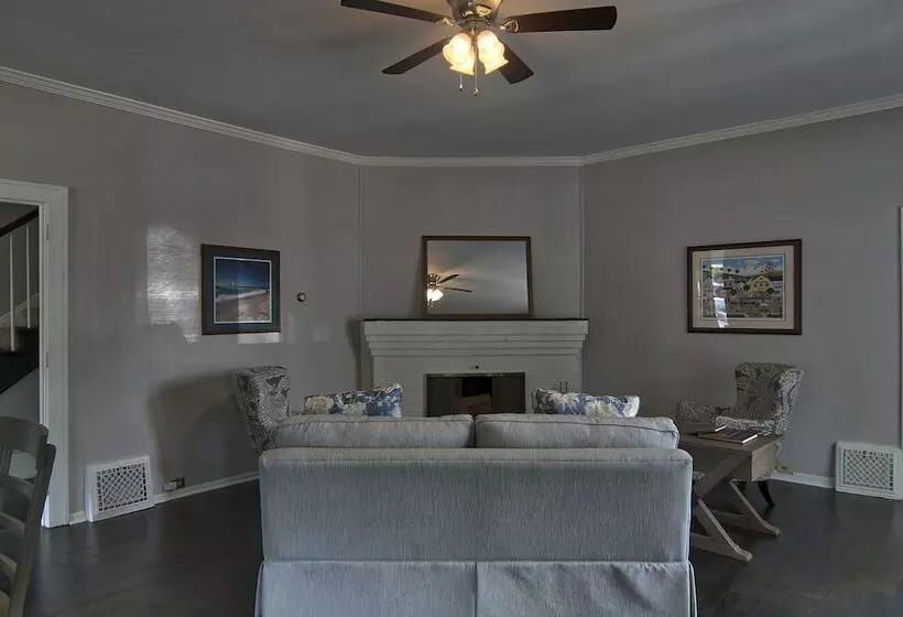 Aamiaismajoitus (B&B) Charlevoix House