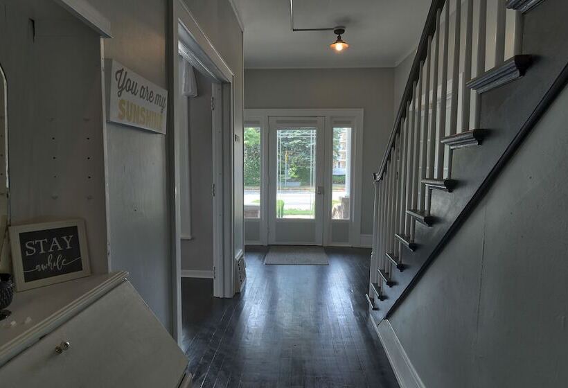 مبيت وإفطار Charlevoix House