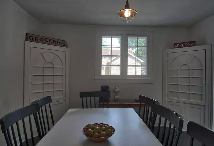 Aamiaismajoitus (B&B) Charlevoix House