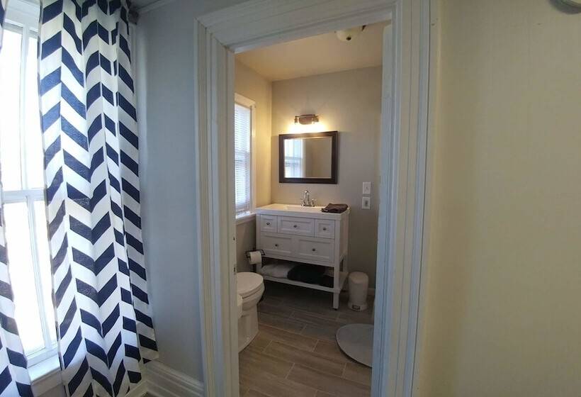 مبيت وإفطار Charlevoix House