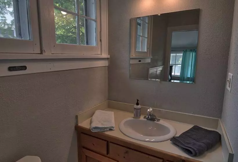 Aamiaismajoitus (B&B) Charlevoix House