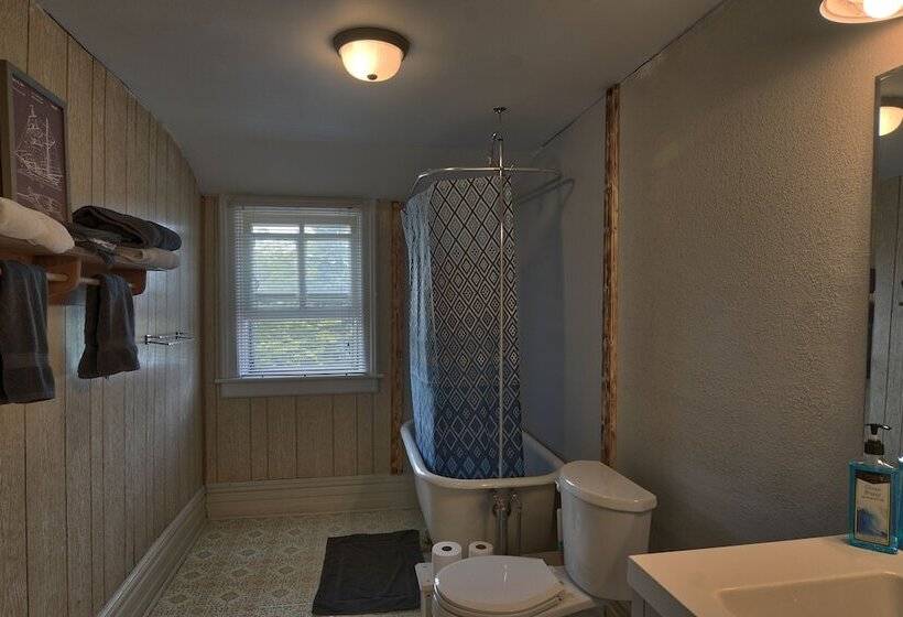 مبيت وإفطار Charlevoix House