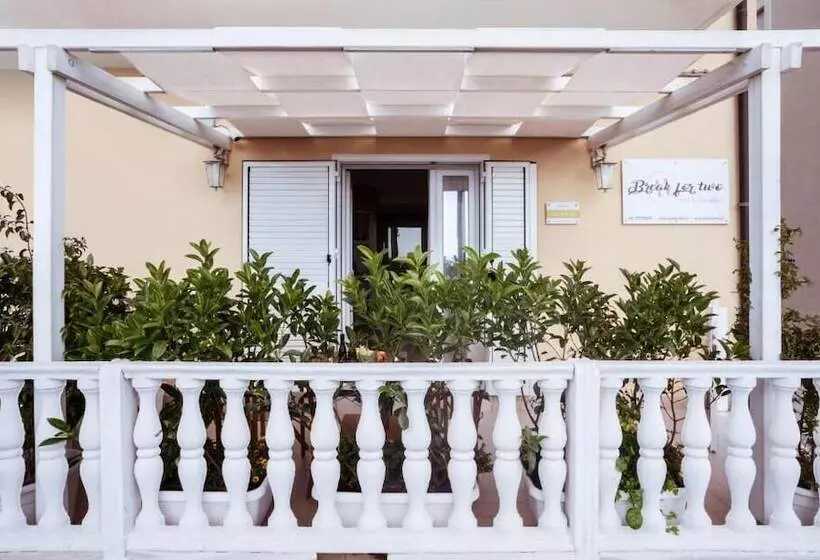 تختخواب و صبحانه Break For Two