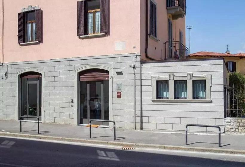 تختخواب و صبحانه Foresteria Gavazzeni