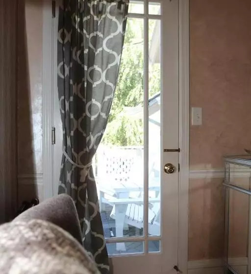 Martha's Vineyard B & B