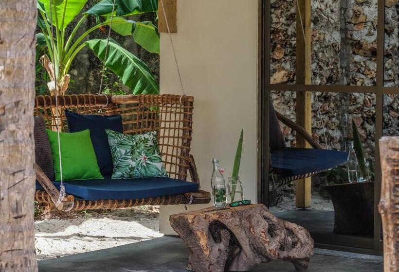 Отель B4 Beach Club