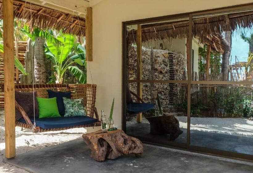 Отель B4 Beach Club