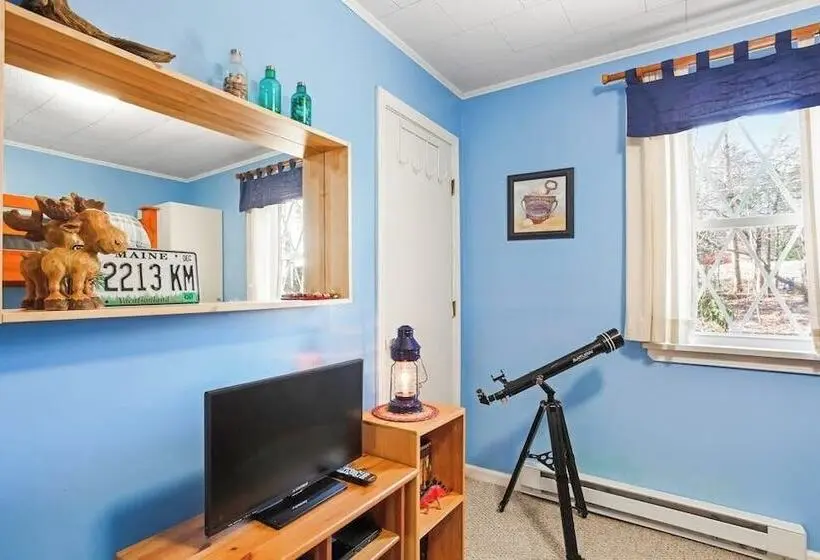 Dog Friendly Home In Great Locale Close To The Ocean With Yard, Streaming, W/d
