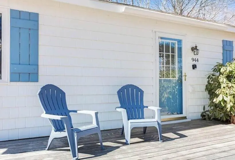Dog Friendly Home In Great Locale Close To The Ocean With Yard, Streaming, W/d