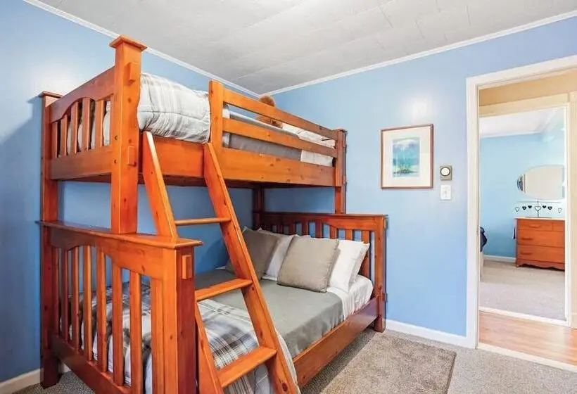 Dog Friendly Home In Great Locale Close To The Ocean With Yard, Streaming, W/d