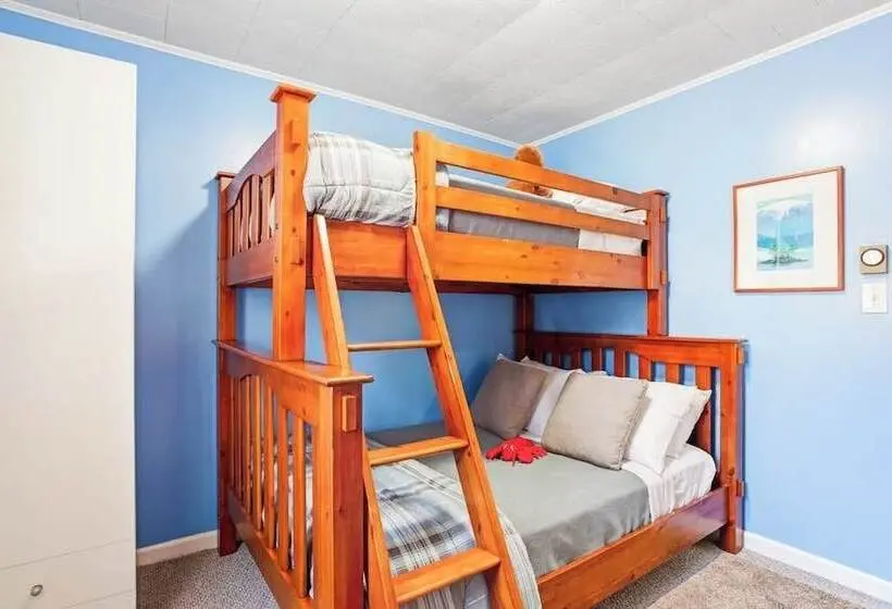 Dog Friendly Home In Great Locale Close To The Ocean With Yard, Streaming, W/d