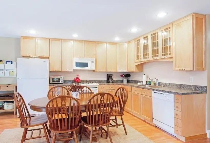 Dog Friendly Home In Great Locale Close To The Ocean With Yard, Streaming, W/d