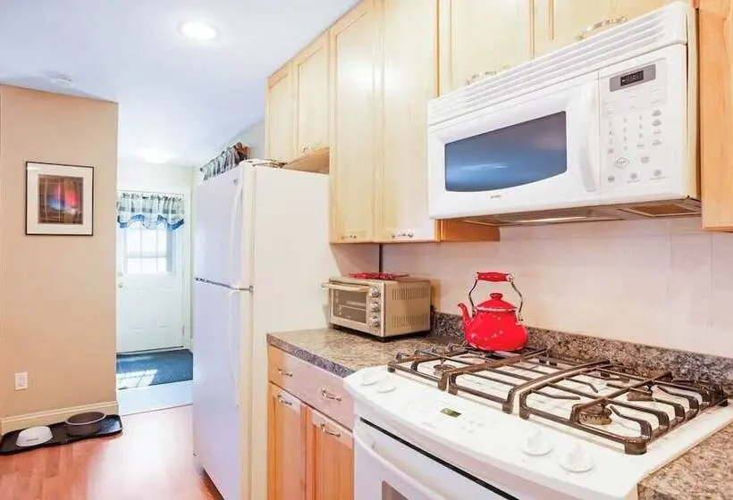 Dog Friendly Home In Great Locale Close To The Ocean With Yard, Streaming, W/d