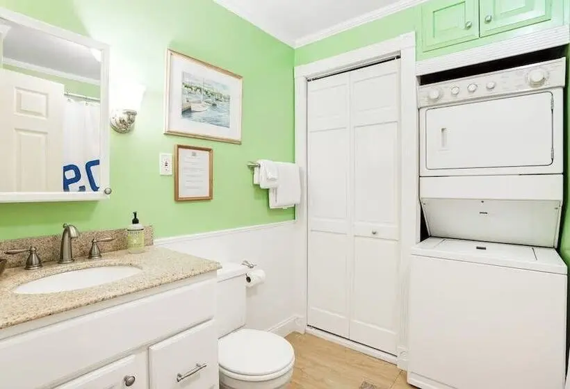 Dog Friendly Home In Great Locale Close To The Ocean With Yard, Streaming, W/d