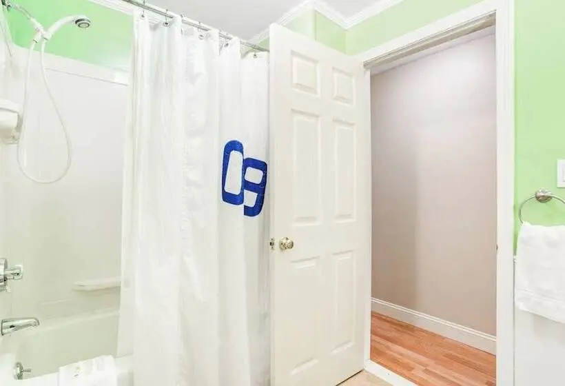 Dog Friendly Home In Great Locale Close To The Ocean With Yard, Streaming, W/d