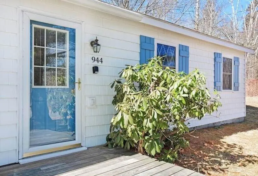 Dog Friendly Home In Great Locale Close To The Ocean With Yard, Streaming, W/d