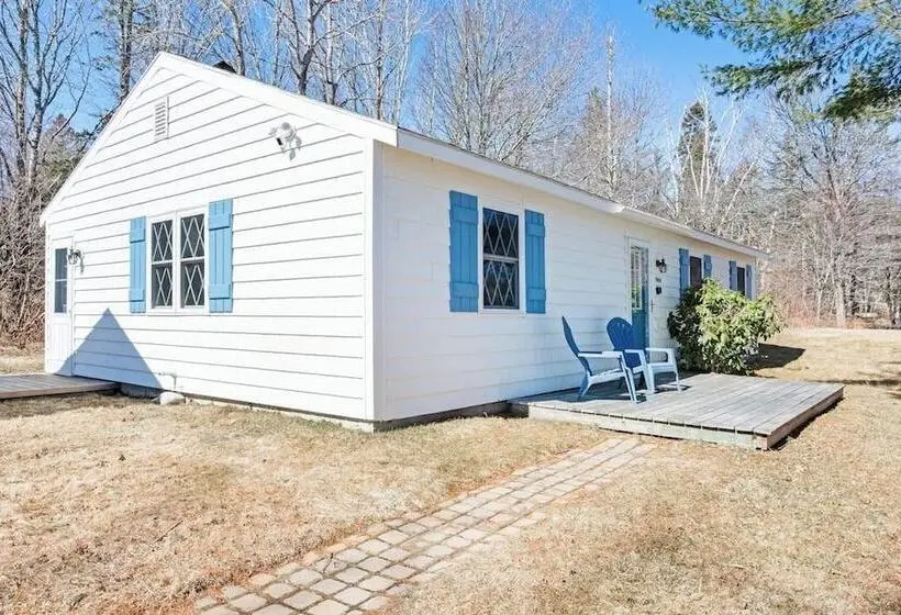 Dog Friendly Home In Great Locale Close To The Ocean With Yard, Streaming, W/d