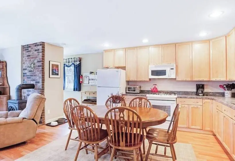 Dog Friendly Home In Great Locale Close To The Ocean With Yard, Streaming, W/d