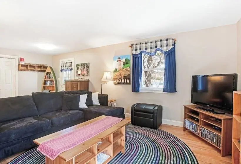 Dog Friendly Home In Great Locale Close To The Ocean With Yard, Streaming, W/d