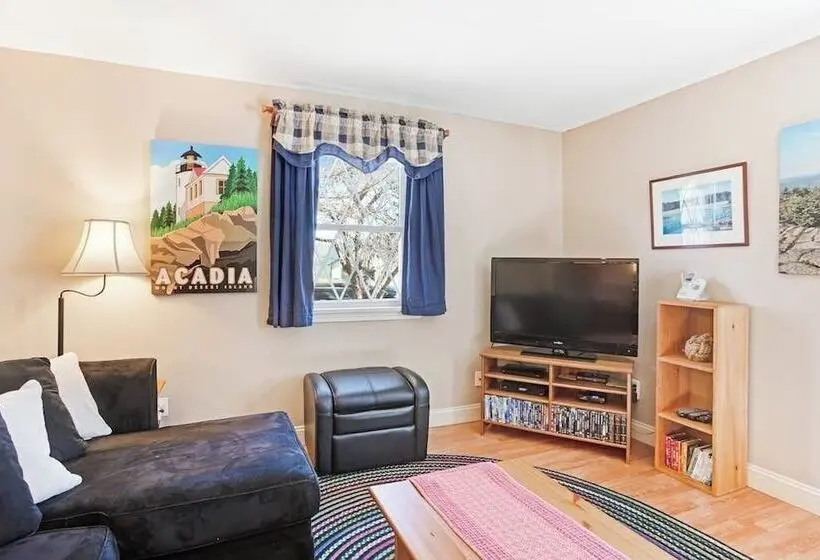 Dog Friendly Home In Great Locale Close To The Ocean With Yard, Streaming, W/d