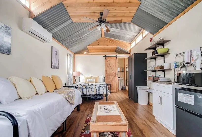 Hill Country Cabin 3