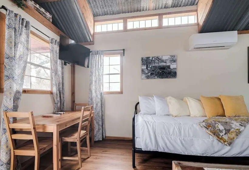 Hill Country Cabin 3