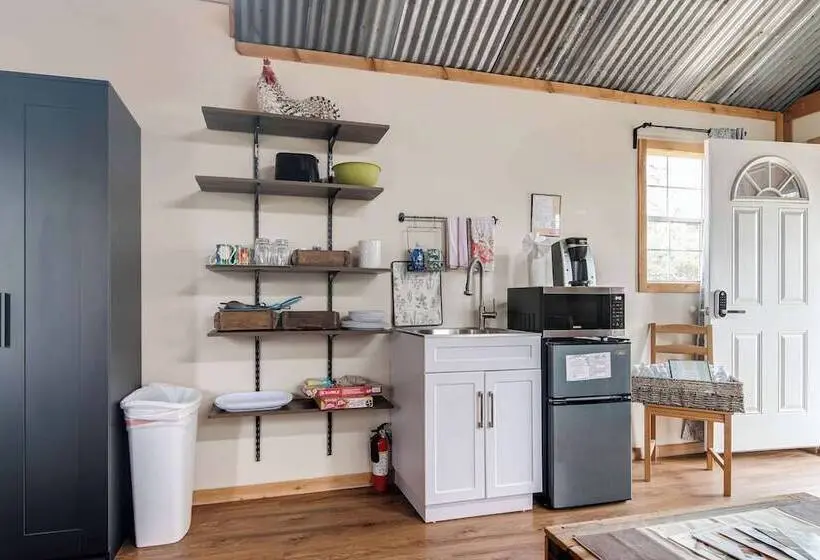 Hill Country Cabin 3