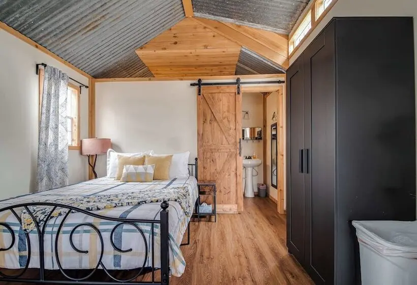 Hill Country Cabin 3