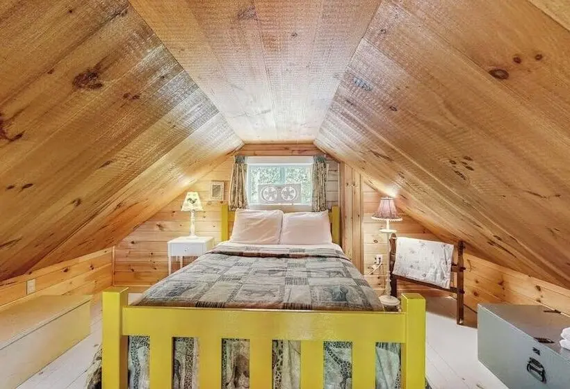 Lakefront, Cabin Inspired Home With Firepit, Grill, & Screened Porch, Wifi
