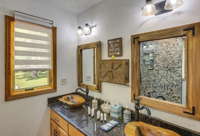 Peaceful Cabin Between Nashville & Bowling Green!