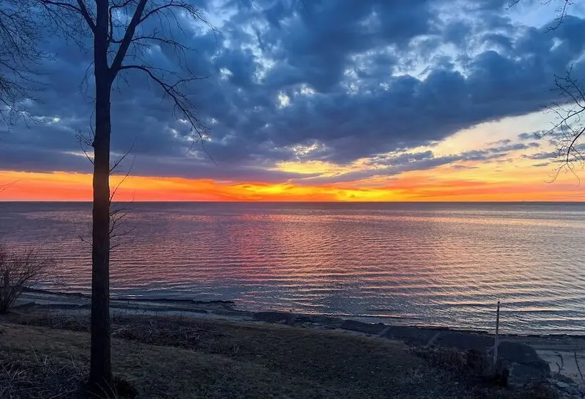 Private Shoreline & Green Bay Views! Family Home