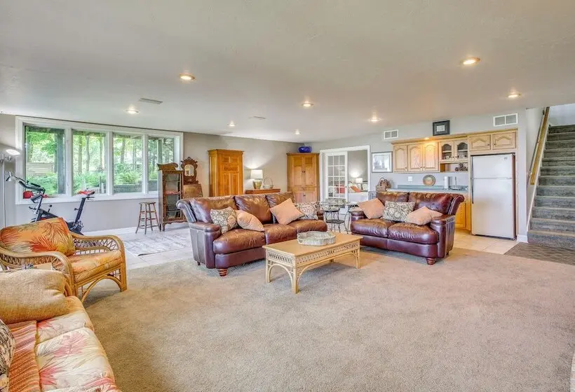 Private Shoreline & Green Bay Views! Family Home